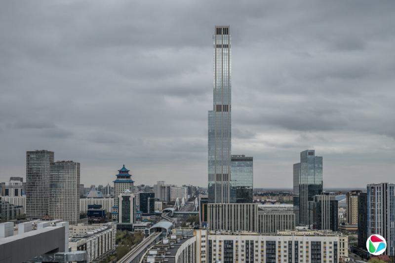 阿布扎比广场在阿斯塔纳的天际线中巍然矗立。