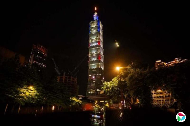 美国建国250周年 台北101亮起红白蓝三色