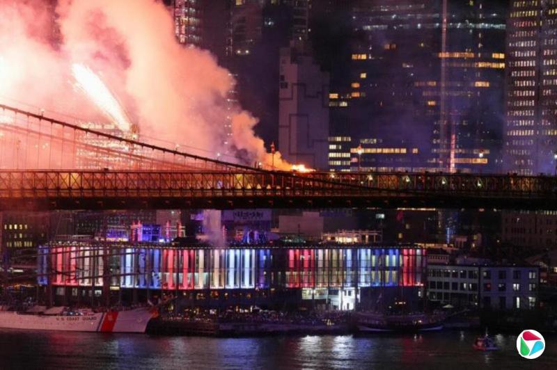 美国独立250周年烟花表演引火灾 布鲁克林大桥冒浓烟