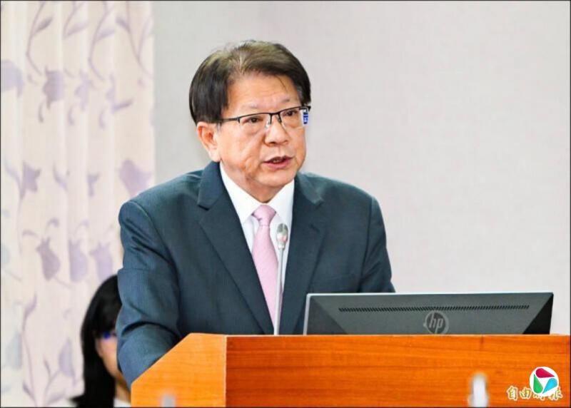 台总统府秘书长被指甩开记者 总统府:抬手时不慎碰到