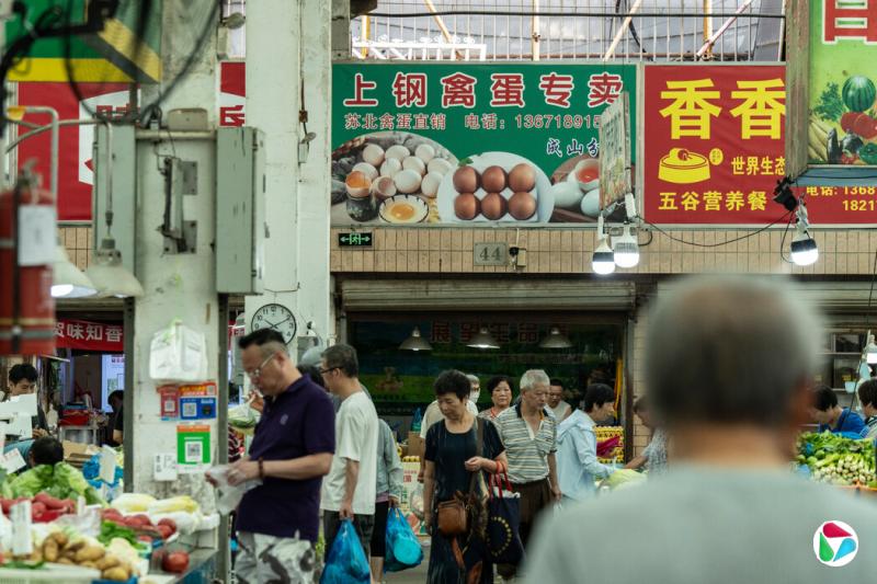 上海的一个市场。一批产蛋大省的蛋价较去年同期上涨了40%以上。