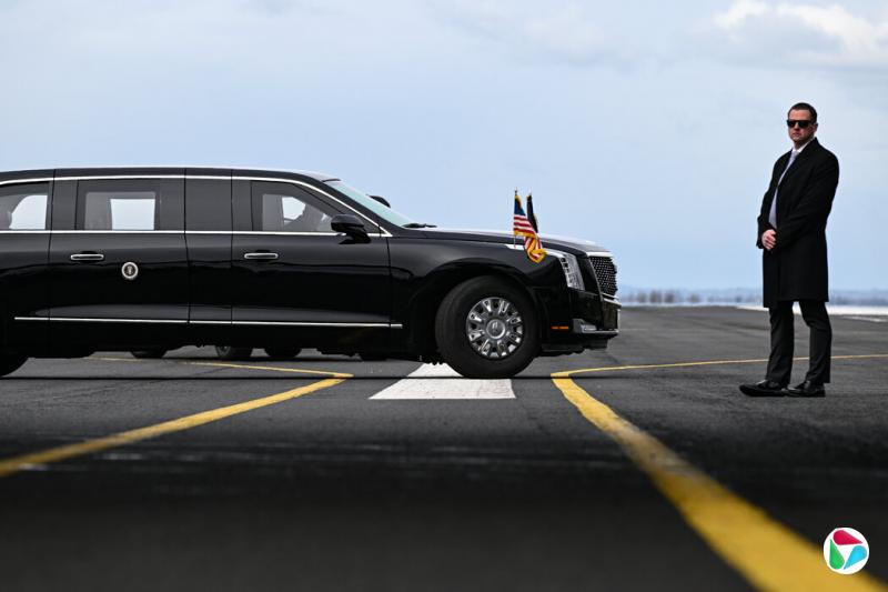 2023年拜登总统访问北爱尔兰。这辆装甲总统专车的绰号是“野兽”。