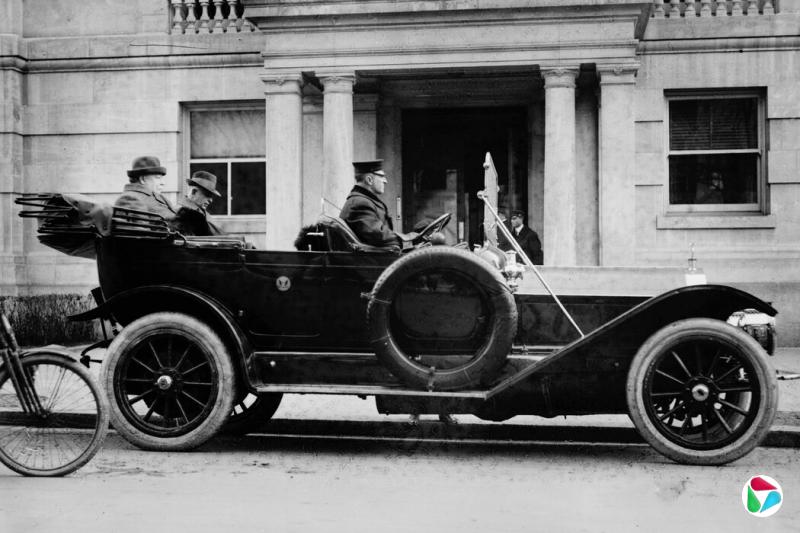 1910年代初期,塔夫脱乘坐一辆皮尔斯·阿罗66型旅行车,这是首批官方总统专车之一。