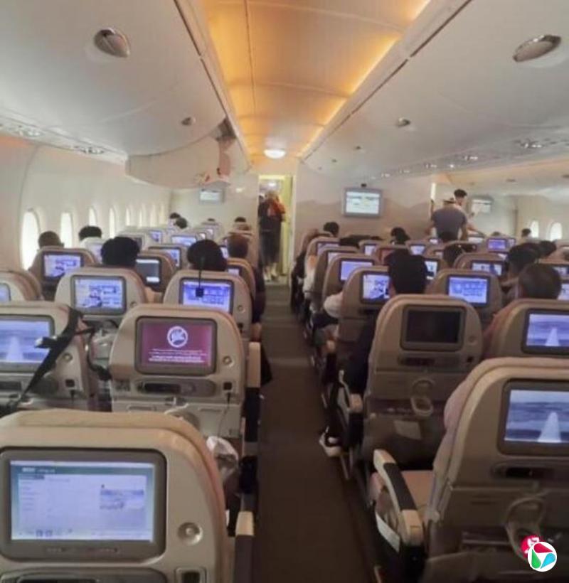 逾300名乘客杭州被困机舱超10小时 阿联酋航空致歉