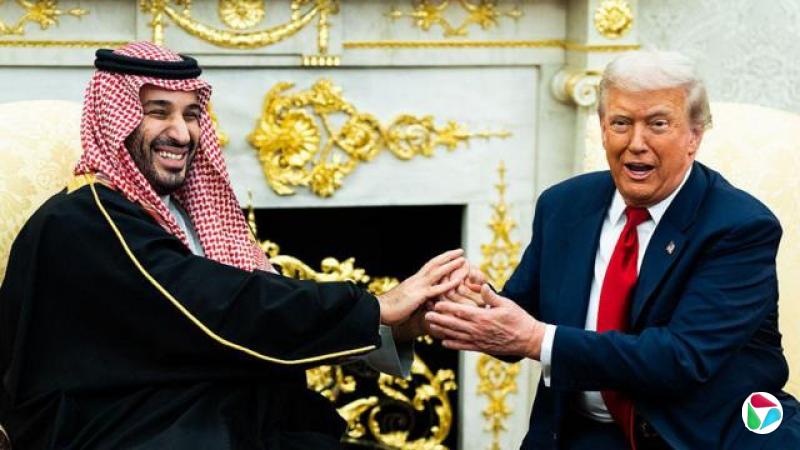 沙特阿拉伯王储穆罕默德·本·萨勒曼(Mohammed bin Salman)在白宫椭圆形办公室与美国总统唐纳德·特朗普(Donald Trump)长时间握手的资料图片