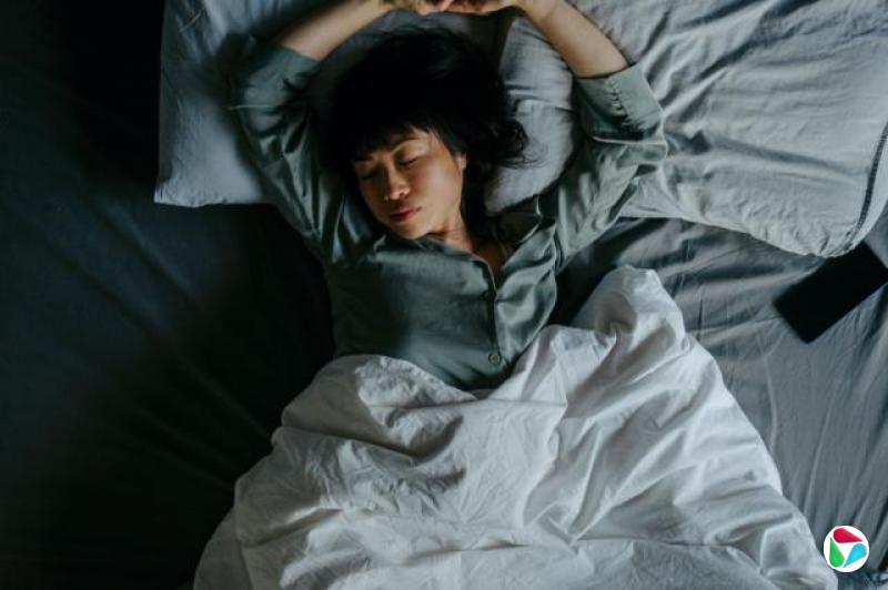 与月经、怀孕及更年期有关的荷尔蒙变化,可能令女性睡眠较男性浅。