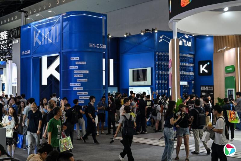 本月在上海举行的世界人工智能大会上,月之暗面展示了Kimi K3模型。