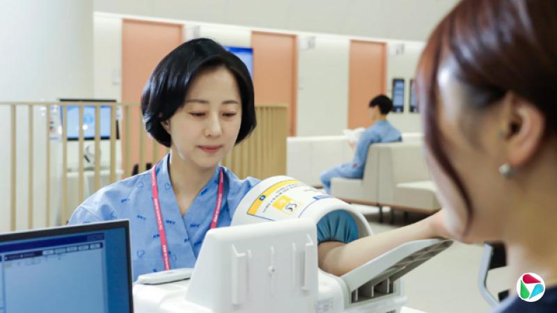 诊所内一名女士正用血压机测量血压