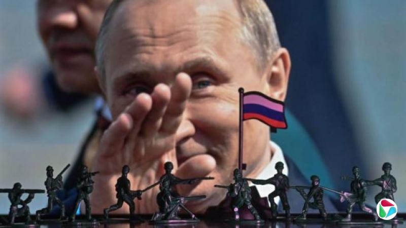 背景中是一张俄罗斯总统弗拉基米尔·普京(Vladimir Putin)的特写照片,他身穿深蓝色夹克和白色衬衫,正在挥手。前景中,10个深绿色玩具士兵围绕着一面微型俄罗斯国旗,旗面为白、蓝、红三色横条纹,插在旗杆上。