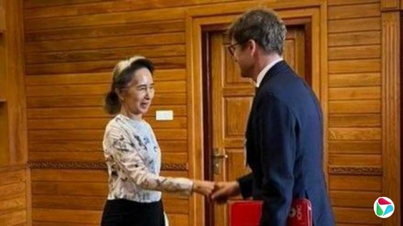 前缅甸国务资政昂山素季(左)与红十字国际委员会官员阿诺·德巴克(右)握手,时间与地点不详。(缅甸军方2026年8月3日发放图片)