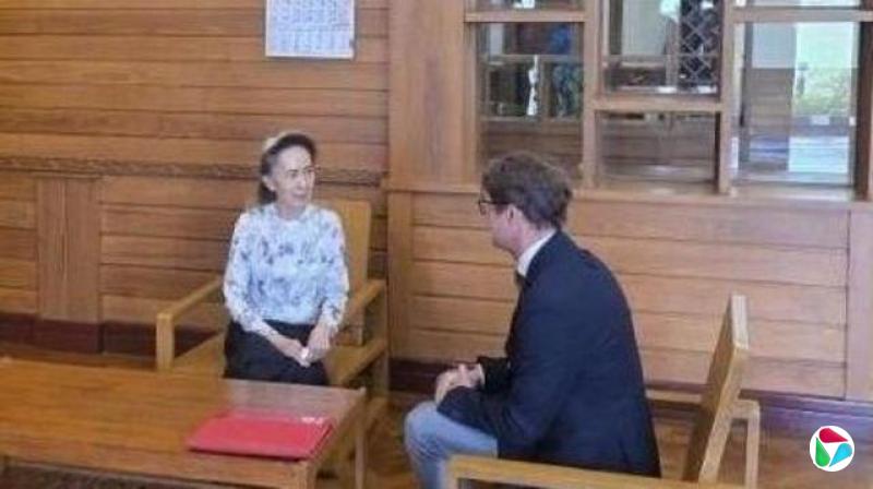 前缅甸国务资政昂山素季(左)与红十字国际委员会官员阿诺·德巴克(右)座谈,时间与地点不详。(缅甸军方2026年8月3日发放图片)
