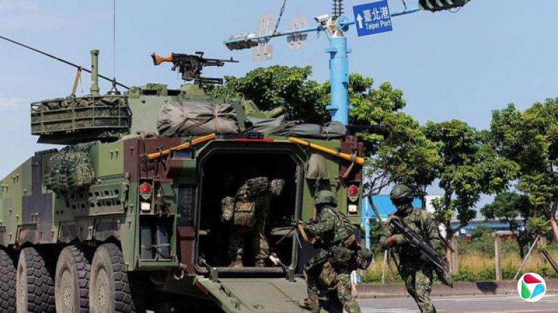 台湾士兵在年度汉光军演中,于新北市八里区台北港附近的沿海道路,模拟战术撤退;同时,一辆CM-34‘云豹’步兵战斗车(官方称台湾步兵战斗车,TIFV)提供掩护火力。