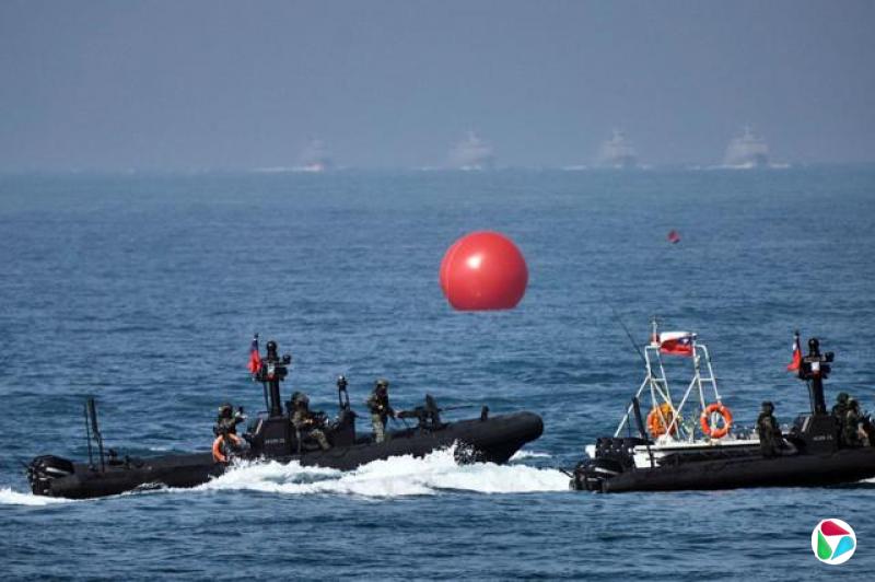 台湾海军M109突击艇于2026年1月29日(周四)在高雄一处海军基地外进行演习。