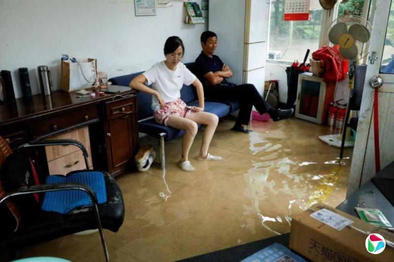 台风“白海豚”携暴雨袭击上海 逾900航班被取消