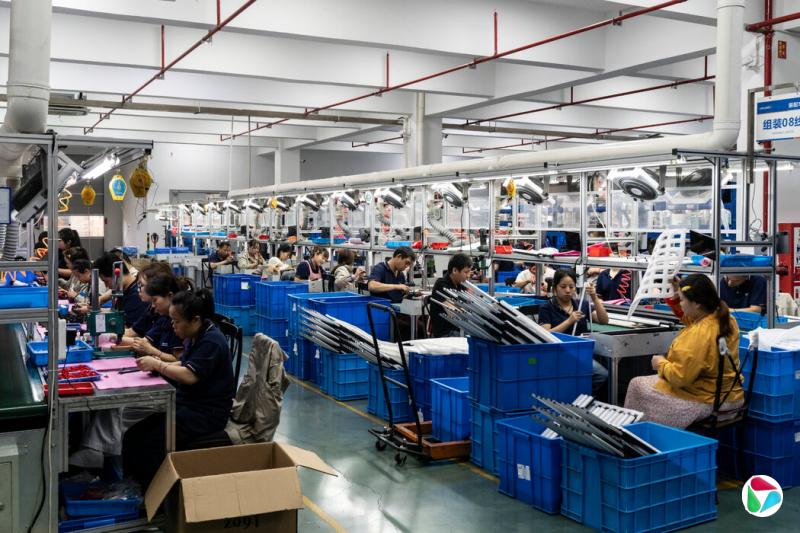 7月,中国宁海一家工厂的生产车间。