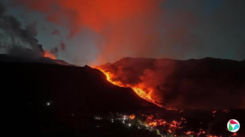 意大利埃特纳火山持续喷发 卡塔尼亚机场航班起降暂停