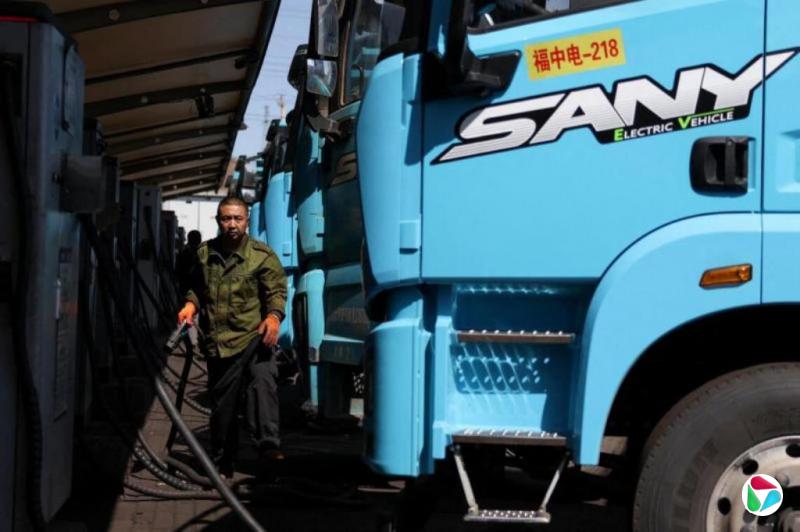 伊朗战争推高油价 中国电动重卡出口激增