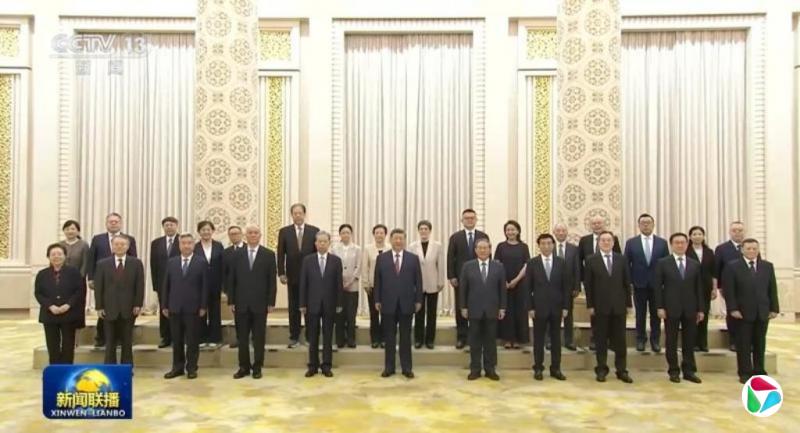 《新闻联播》播出习近平接见江泽民亲属合影留念画面