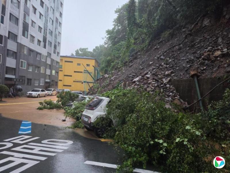 韩国南部多日暴雨 山体滑坡致一人死亡