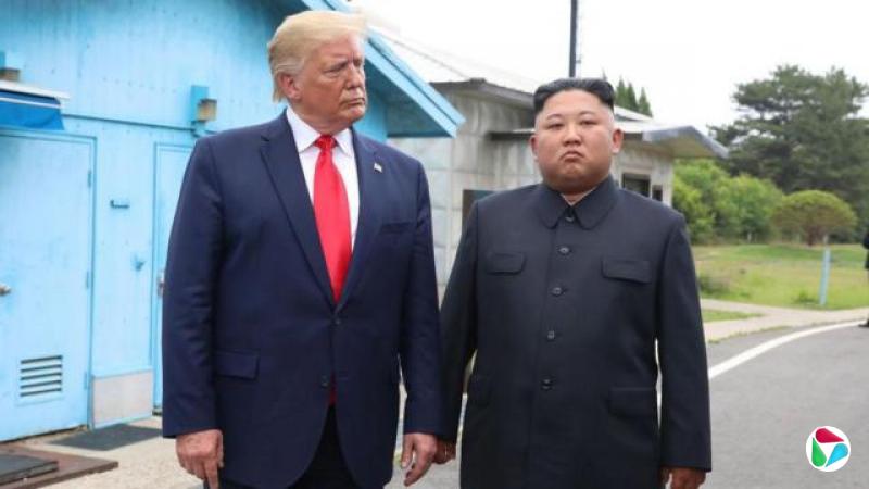 2019年6月30日,朝鲜领导人金正恩(右)与美国总统特朗普(左)身处分隔南北韩的非军事区(DMZ)内。