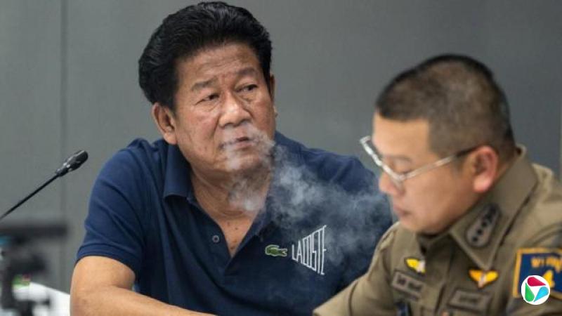 2026年8月10日,在泰国曼谷市郊的暖武里府,前国会议员查隆在接受警察盘问时抽烟,从鼻子喷出一口烟。据称他当天在暖武里府开枪击毙暖武里府行政机构主席通猜。