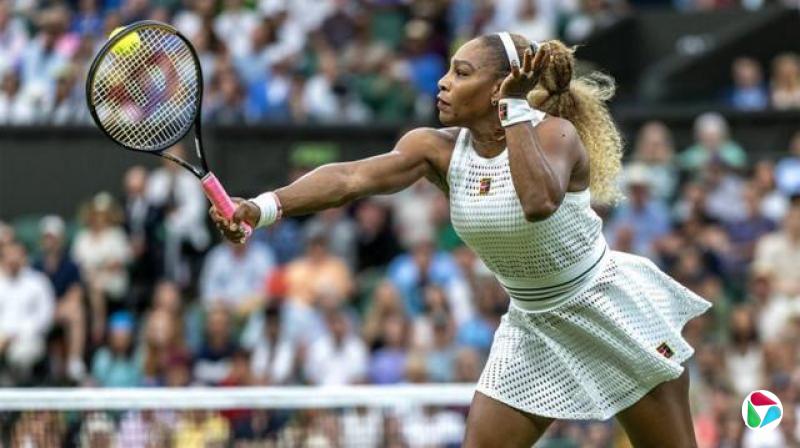 在温布顿网球公开赛中,塞雷娜·威廉姆斯(Serena Williams,威廉丝)击球。
