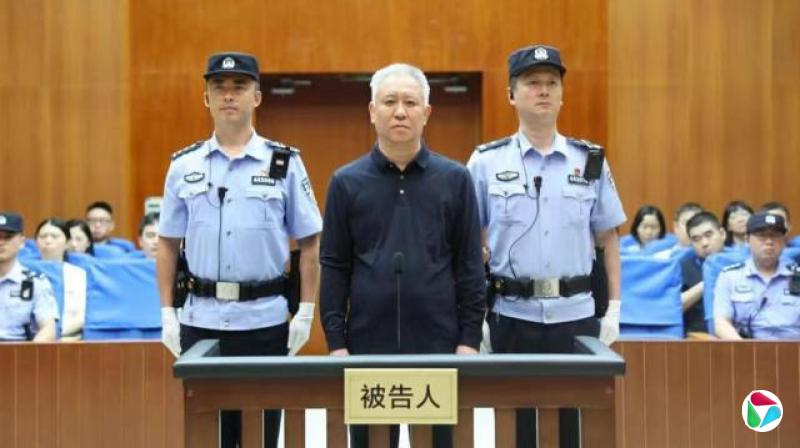 许家印(中)在法警押送下,于中国广东深圳市中级法院出庭(深圳中级法院图片20/8/2026)