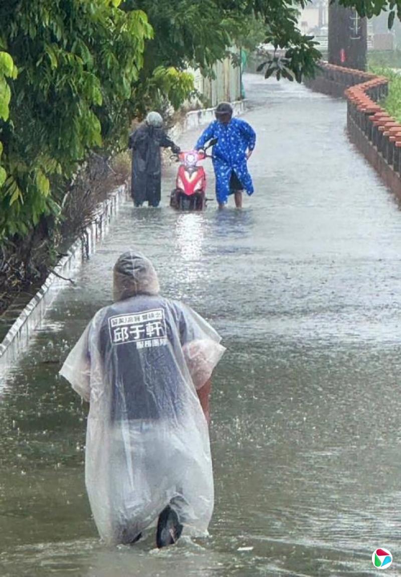台湾南部暴雨致271起淹水灾情 多地周一停班停课