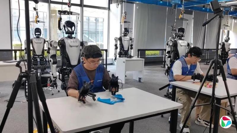 中国多地兴建机器人学校 教机器人叠衣服做饭