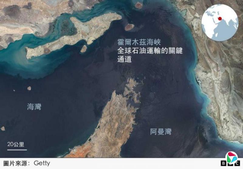 海湾地区、霍尔木兹海峡(Strait of Hormuz)及阿曼湾(Gulf of Oman)地图,角落附有显示该地区在全球位置的示意图,并以红点标示其位置。