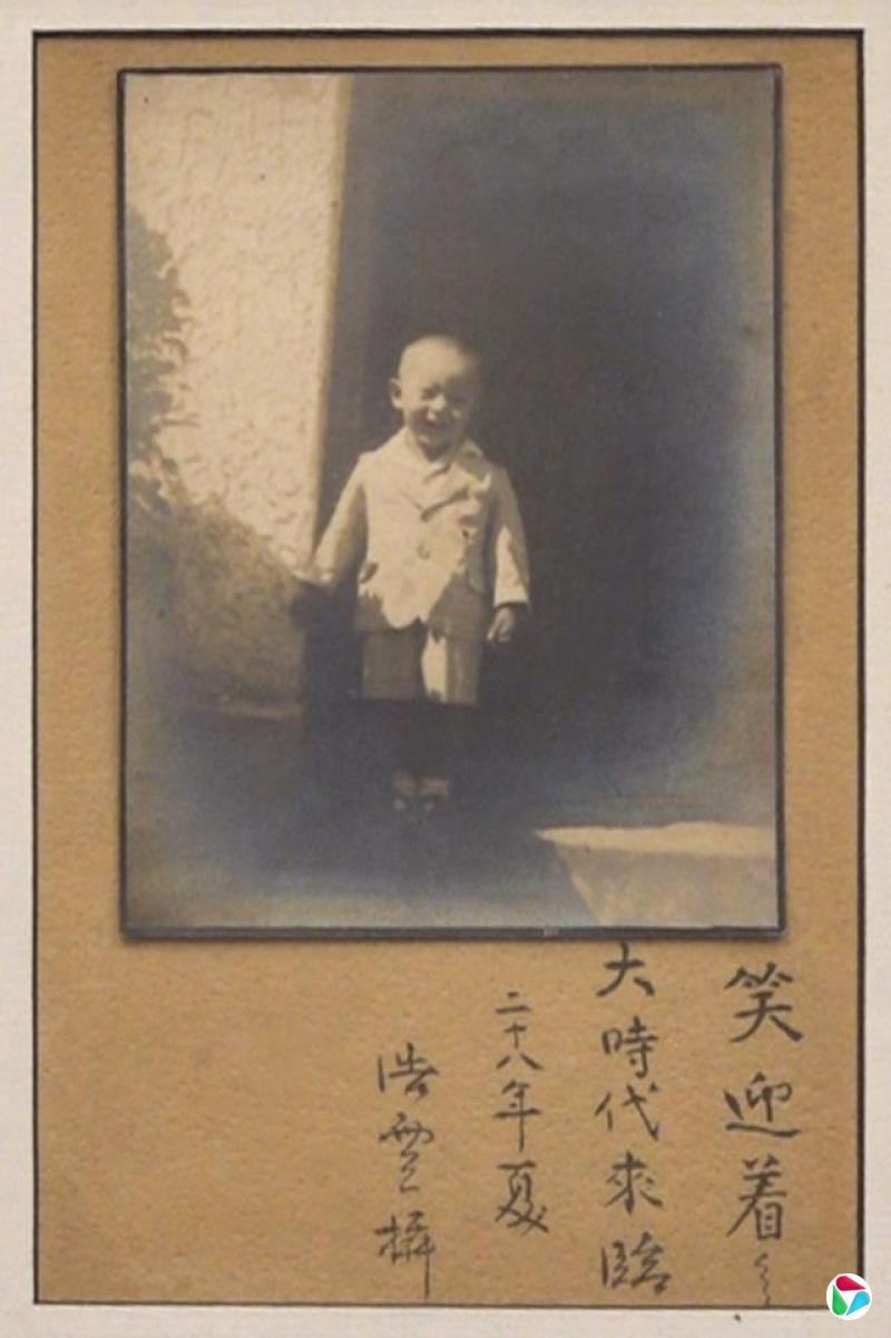 董建华2岁时摄于上海照片(中新社图片/董建华提供图片;1939年)