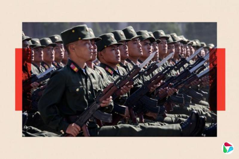 朝鲜人民军士兵在一场大型集会上列队行进。