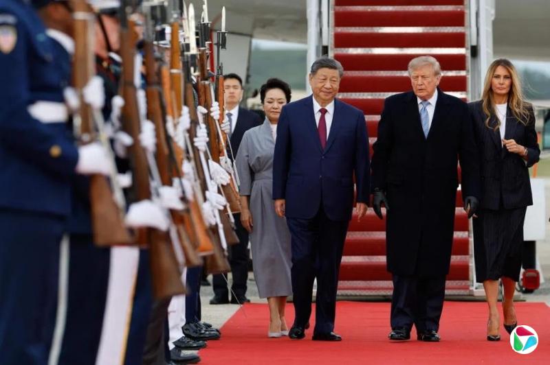 习近平抵美 特朗普戴深色手套接机引网民猜测用途