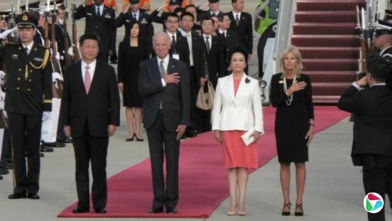 中国国家主席习近平在2015年9月24日抵达美国马里兰州安德鲁斯军用机场,开始访美行程第二站,美国副总统乔·拜登(Joe Biden)和夫人吉尔·拜登教授(Prof Jill Biden)亲自到机场迎接。(雷旋摄)