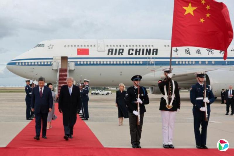 2026年9月23日,中国国家主席习近平抵达美国马里兰州安德鲁斯联合基地,展开国事访问。美国总统特朗普与习近平一同走在红地毡上。