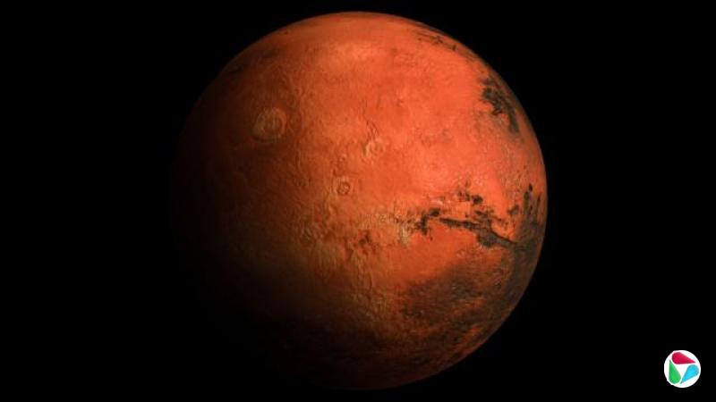 一颗表面地形清晰可见的红色行星,背景为漆黑太空。