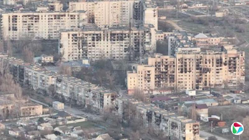 乌克兰战争中受损建筑物林立的城市景观。