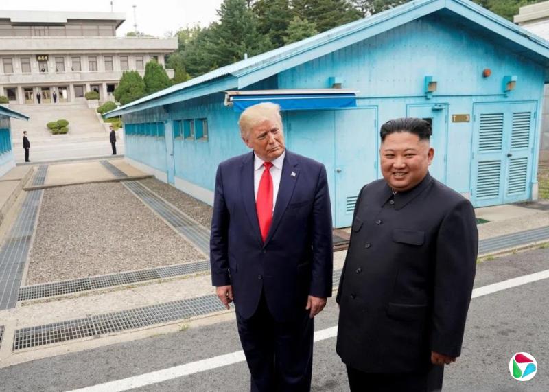 特朗普:要与拥核国领导人保持良好关系 与金正恩关系良好
