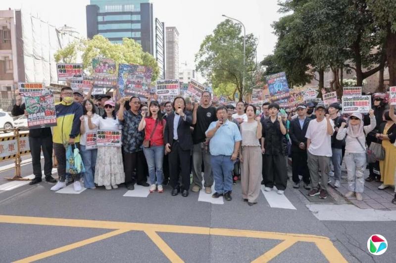 王世坚和民团集结抗议 反对Grab收购台湾foodpanda
