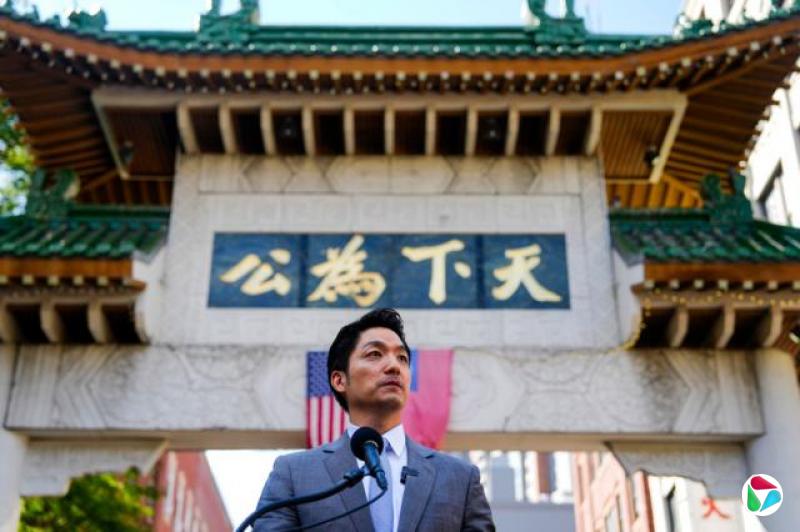 台北市长蒋万安访问美国,在波士顿华埠发表谈话。背景中的华埠牌楼(Chinatown Gate)由台湾政府于1982年赠予波士顿。