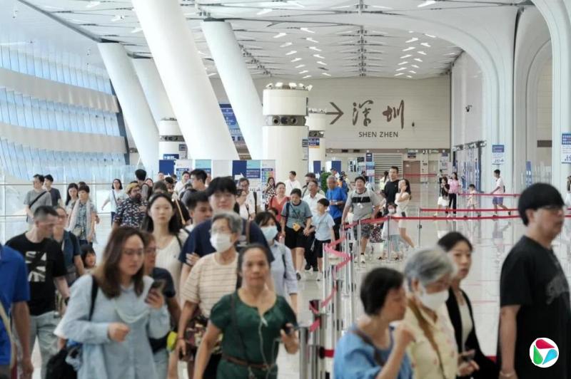 港深新皇岗口岸重阳节出入境人次达15.2万 为开通以来最多