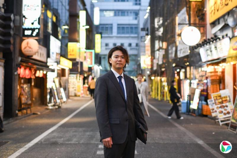 IBJ婚介服务的客户安田泰然走在东京街头。“我认为这将是找到有结婚这个相同目标者的最快方式,”他说。
