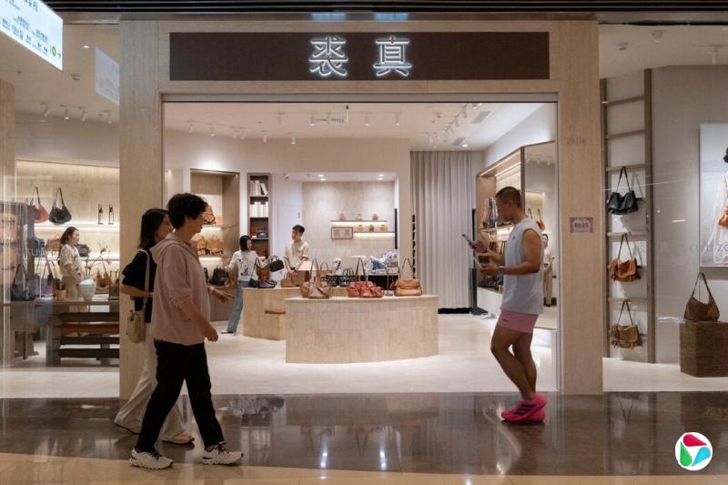 北京的一家商场。第三季度,经济尤其是零售销售举步维艰。