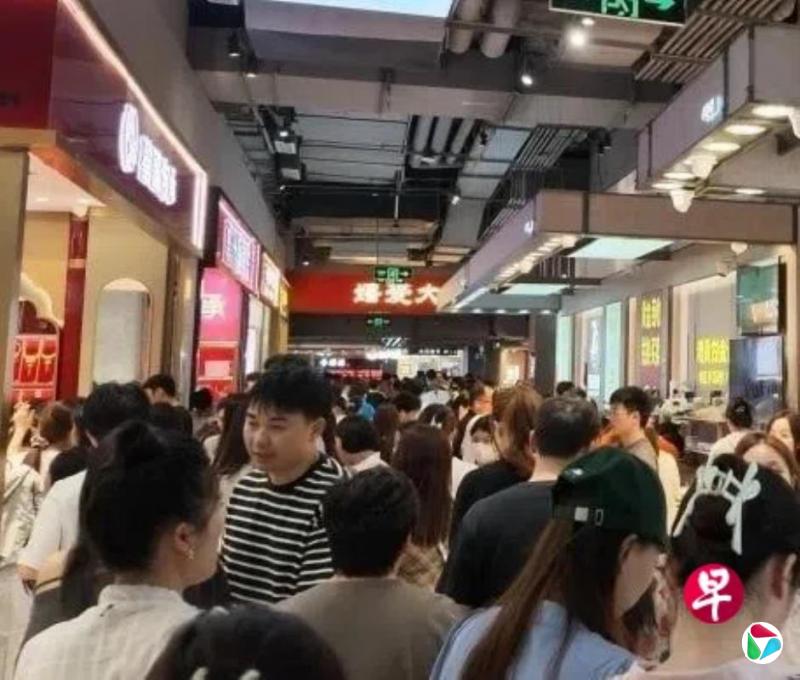 金价下跌 深圳水贝市场挤满人群