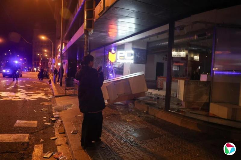 西班牙巴塞罗那爆发骚乱 警方逮捕128人