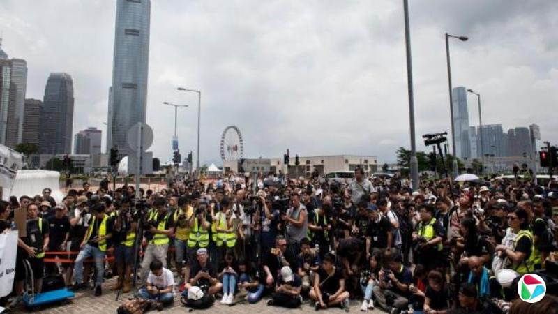 摄影记者在香港举行静默游行,要求警方停止攻击记者和阻挠新闻报道,并拍摄媒体同行。